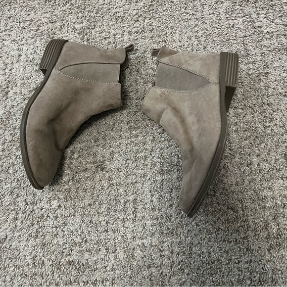 BOOTS - Picture 3 of 5